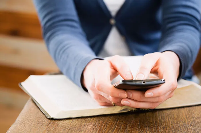 Handynummern auswendig lernen. Die meisten erinnern sich an die Festnetznummer ihres Elternhauses – doch können Sie aus dem Stehgreif die Handynummer Ihres Kindes oder des Arbeitsgebers nennen? Finden Sie heraus, welche Nummer Sie mit Ihrem Smartphone am häufigsten wählen und lernen Sie diese auswendig. Haben Sie diese drauf, nehmen Sie sich den zweithäufigsten Gesprächspartner vor. Dann den dritten und so weiter.