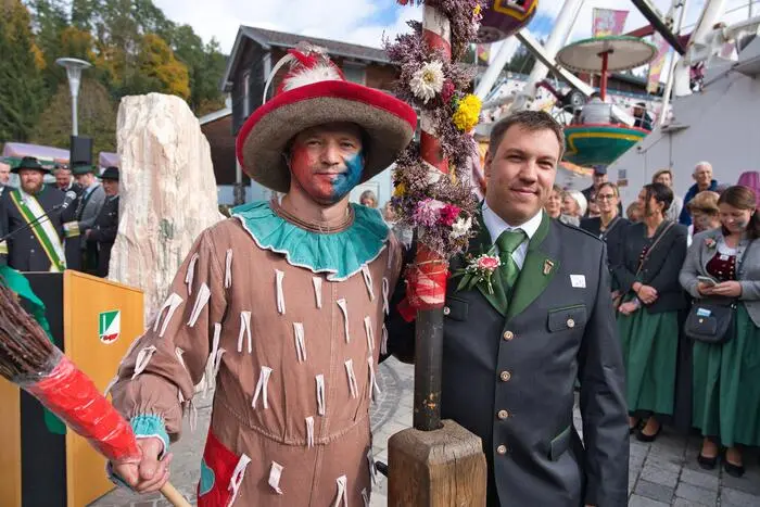 Ein besonderer Höhepunkt am Sonntag war das Austragen der Marktfreyung. Der jahrhundertealte Brauch gehört fest zum Maxlaunmarkt dazu.