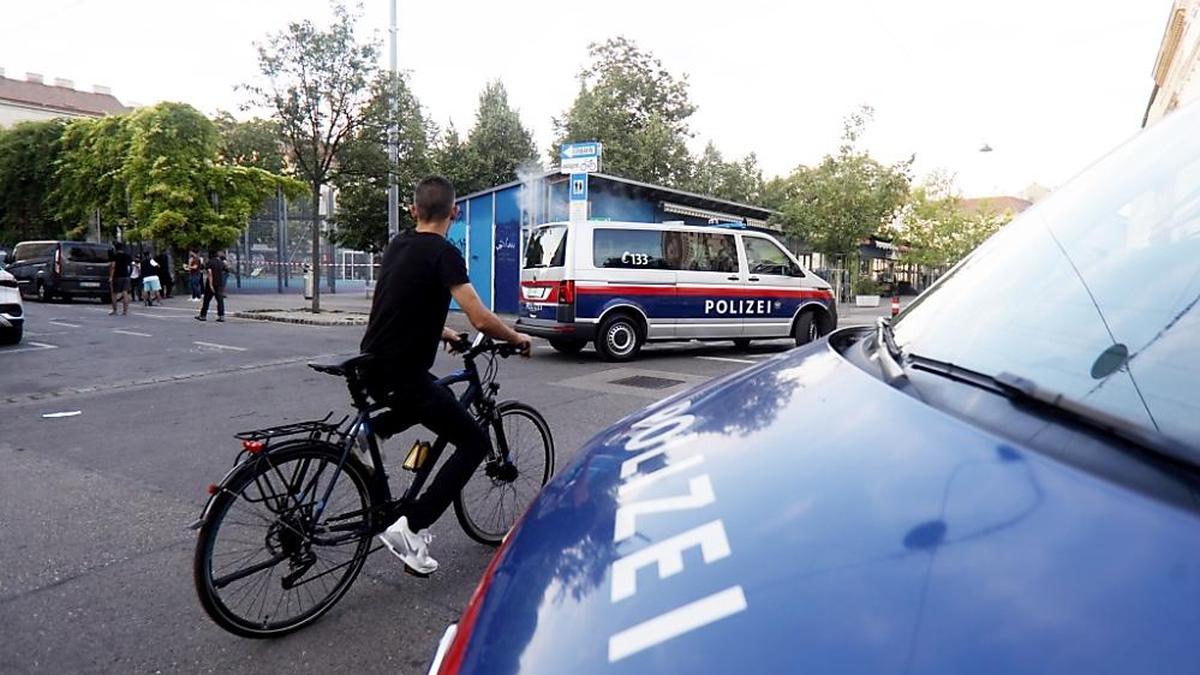 Am Yppenplatz in Wien-Ottakring kam es am Sonntagabend zu einem Großeinsatz der Polizei.