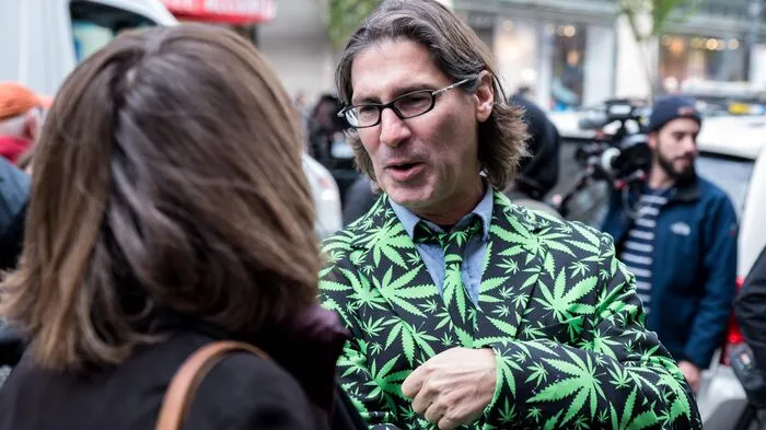Mehrere Stunden langes Anstellen nehmen die Kanadier in Kauf, um an legales Cannabis zu kommen.