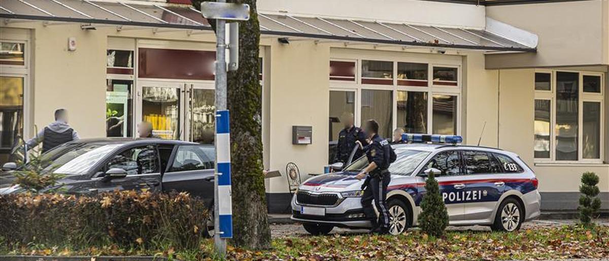 Montagfrüh wurde das Geschäft von Polizeibeamten durchsucht