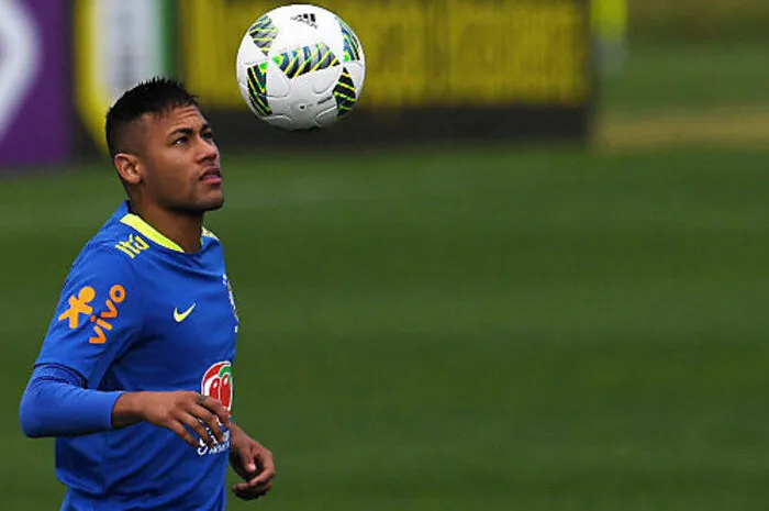Sein Wirbelbruch im WM-Viertelfinale 2014 gegen Kolumbien traf Brasilien bis ins Mark. Ohne ihren Star und Kapitän erlebte die Selecao schließlich im Halbfinale ein 1:7-Debakel im eigenen Land gegen den späteren Fußball-Weltmeister Deutschland. "Wir werden alles tun, um dem brasilianischen Volk die Freude zurückzubringen", kündigte der Virtuose des FC Barcelona im Hinblick auf Rio an. Olympia-Gold wäre ein Stück Wiedergutmachung. Noch nie hat Brasilien bei dem größten Sportevent der Welt triumphiert, im Finale 2012 unterlagen die Samba-Kicker um Neymar Mexiko.
