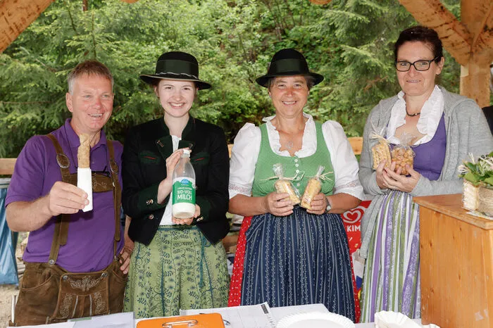 ... Öblarner Bäuerinnen und Bauern mit regionalen Schmankerln. 