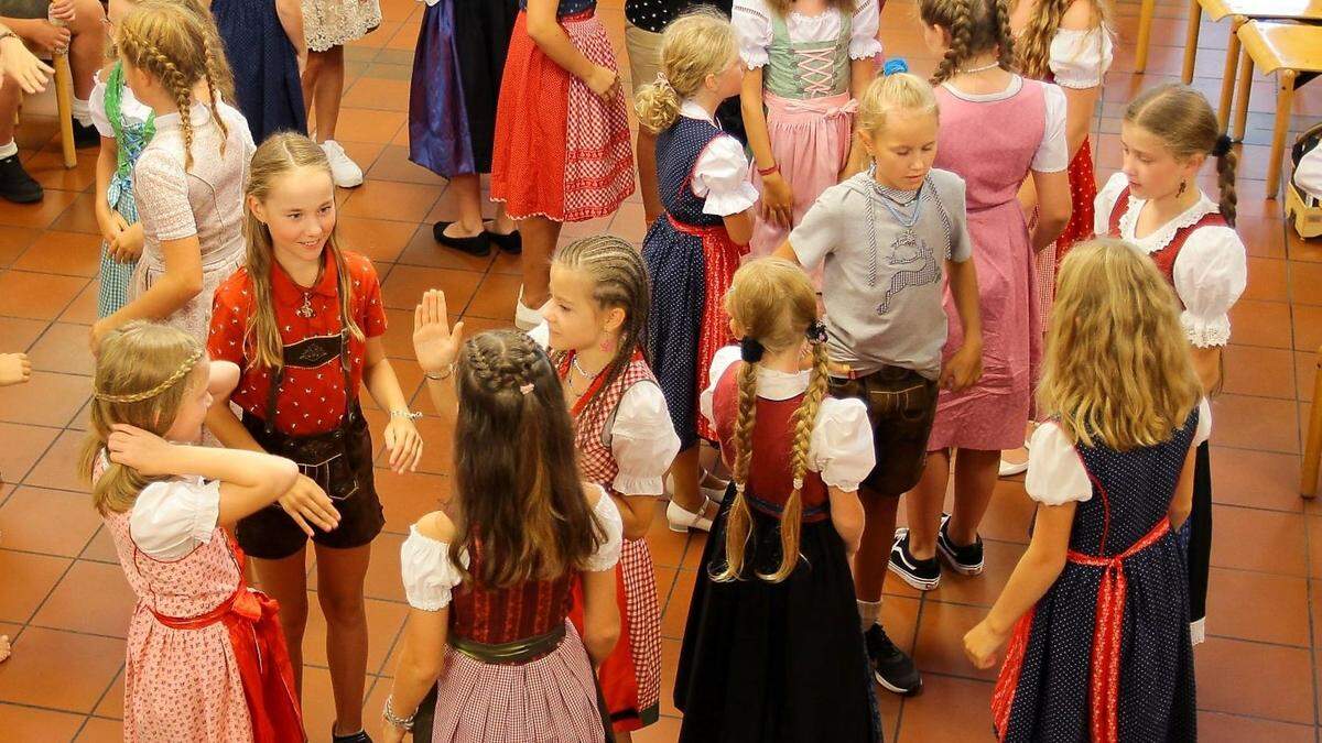 Volkstanzen mit Kindern stand auch auf dem Programm