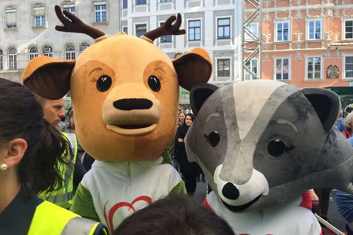 Auch die Maskottchen Lara und Louis kamen zum Grazer Hauptplatz, um die Fackelläufer zu empfangen