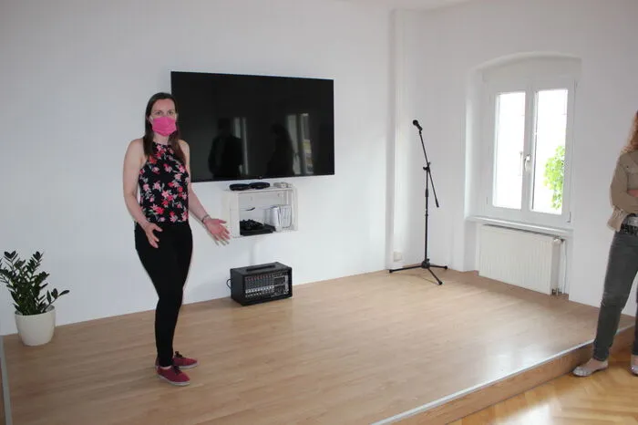 Bühne samt Musikanlage,...