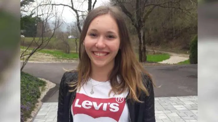 Anna Hirm (16) aus Neuhaus ist zufrieden mit ihrem Heimatbezirk. „Mir gefällt Völkermarkt sehr gut, weil es eine lebendige Stadt ist. Immer wieder gibt es Veranstaltungen für Jugendliche. Auch die Einkaufsmöglichkeiten sind eigentlich für sämtliche Altersklassen zugeschnitten. Aber in der Stadt Völkermarkt herrscht häufig viel Verkehr, da muss man meist mehr Zeit einplanen beim Hinfahren. Zum jetzigen Zeitpunkt könnte ich mir schon vorstellen, später hier noch zu wohnen“, sagt die Schülern des slowenischen Gymnasiums.