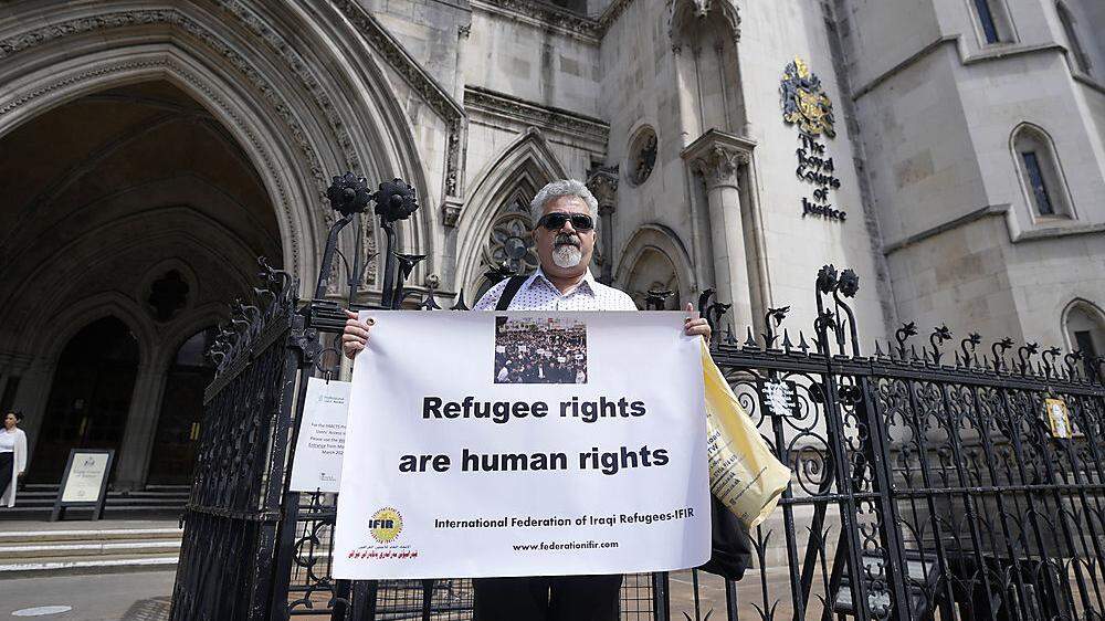 Protest vor dem Gerichtshof: Menschenrechtler sind entsetzt