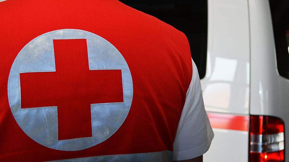 Der verletzte Lenker wurde von der Rettung ins UKH Klagenfurt eingeliefert (Sujetbild)