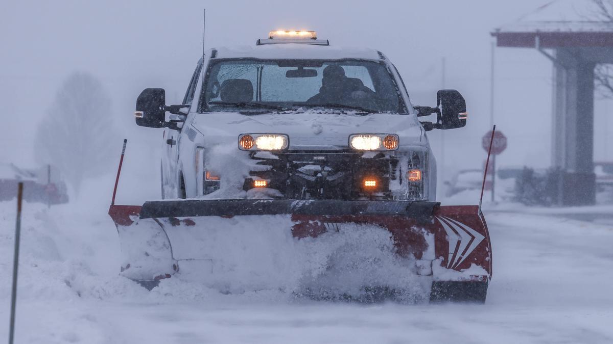 Durch winterliche Verhältnisse geriet der Lkw ins Rutschen (Symbolbild)