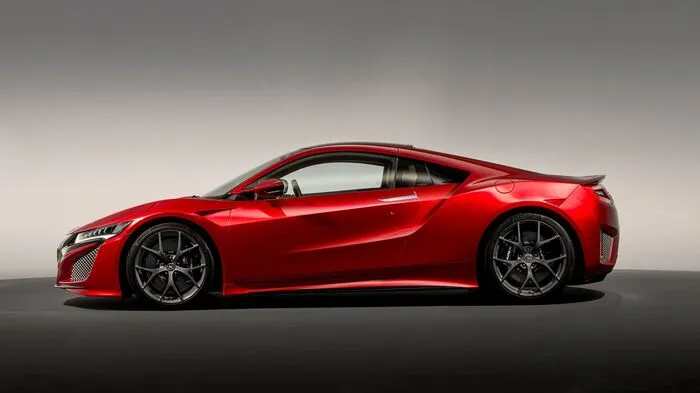 Die Japaner haben lange am Nachfolger für ihren legendären NSX getüftelt, jetzt scheinen sie mit dem Resultat zufrieden und haben die Serienproduktion im Werk in den USA begonnen. In Europa sollen die ersten Exemplare im Herbst in den Handel kommen.