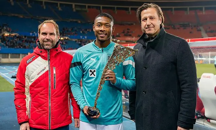 Erst vor Kurzem wurde David Alaba (Mitte) von Gernot Uhlir (Sporthilfe, links) und Sports-Media-Austria-Präsident Michael Schuen die Trophäe für den Sportler des Jahres übergeben