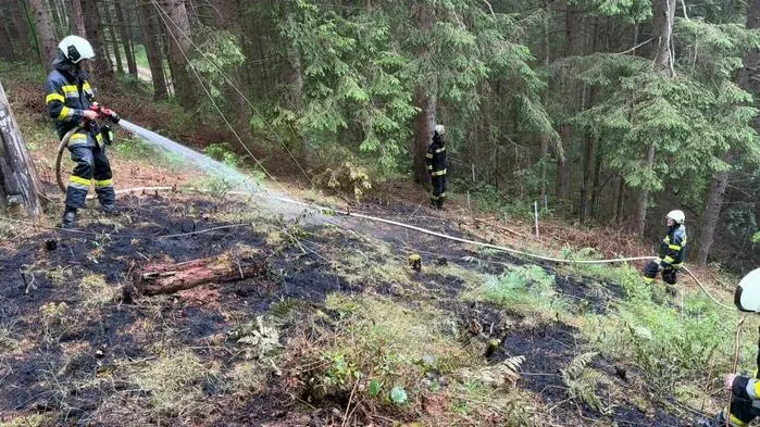 Im Zuge der Löscharbeiten, die während eines Gewitters durchgeführt wurden, schlug ein Blitz in eine Stromleitung ein