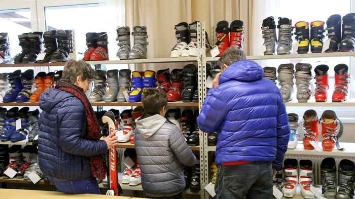 Ob Winterkleidung, Skischuhe, Sturzhelme oder Skibrillen: 