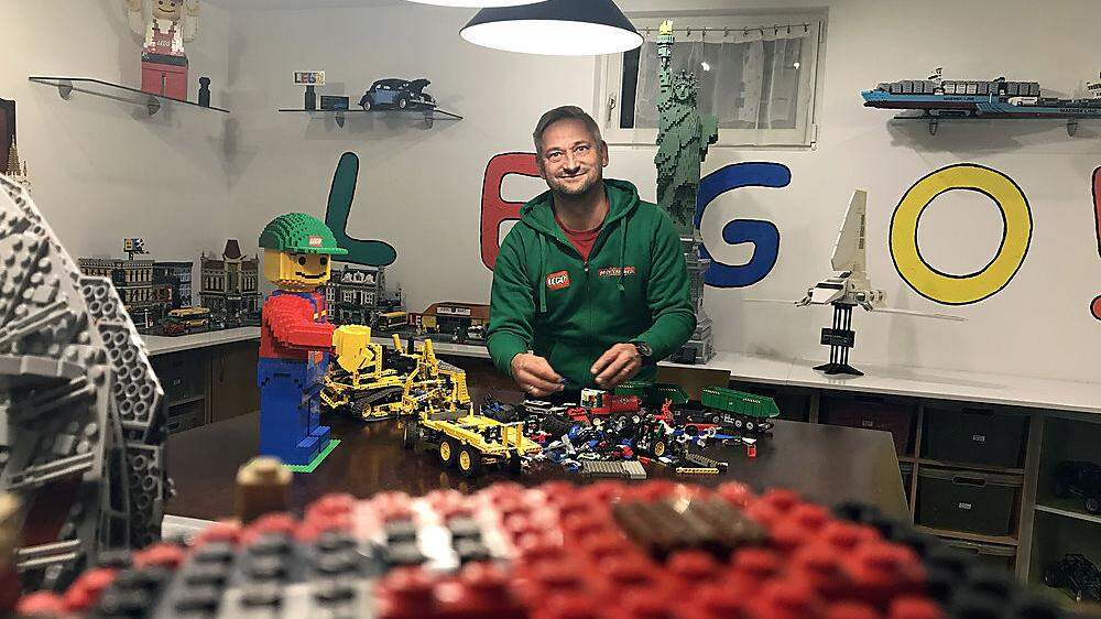 In seinem Keller bauen Josef Friedl und sein Team die verschiedensten Lego-Kreationen zusammen