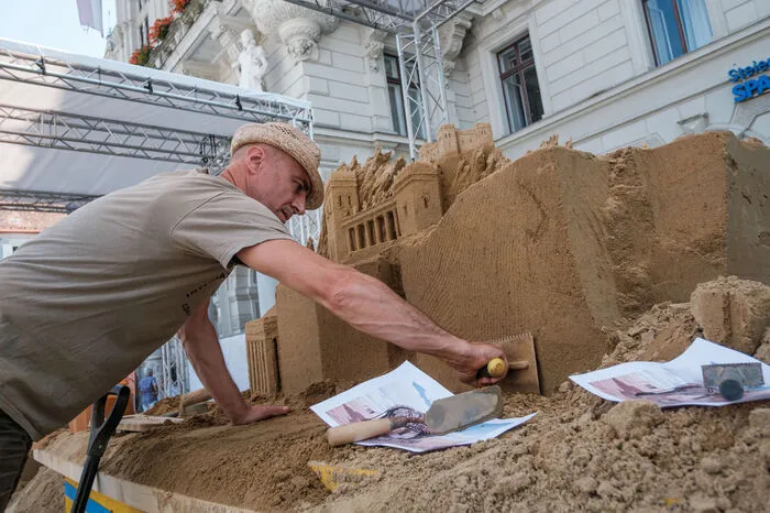Diese 80 Tonnen an Material sind die Grundlage für vergängliche Skulpturen, die vier Bildhauer an diesem Wochenende vor dem Grazer Rathaus erschaffen.