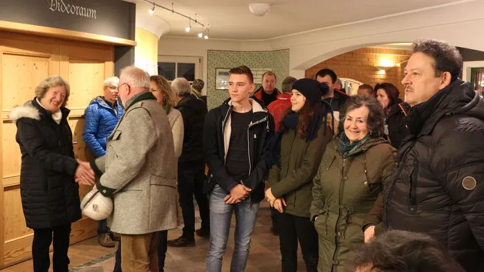 In der Anfahrtsstube trafen sich die zahlreichen Besucher und von hier aus ging es dann zum Stollen...