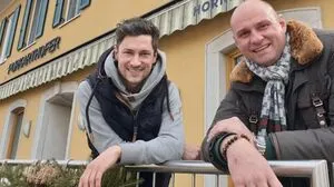 Der Fernitzer Josef Winkler (rechts) verwandelt die alte Location in "Café Purkarthofer by Josef Winkler" mit gemütlicher Lounge, Mehlspeisen, Brötchen, Prosecco & Co.