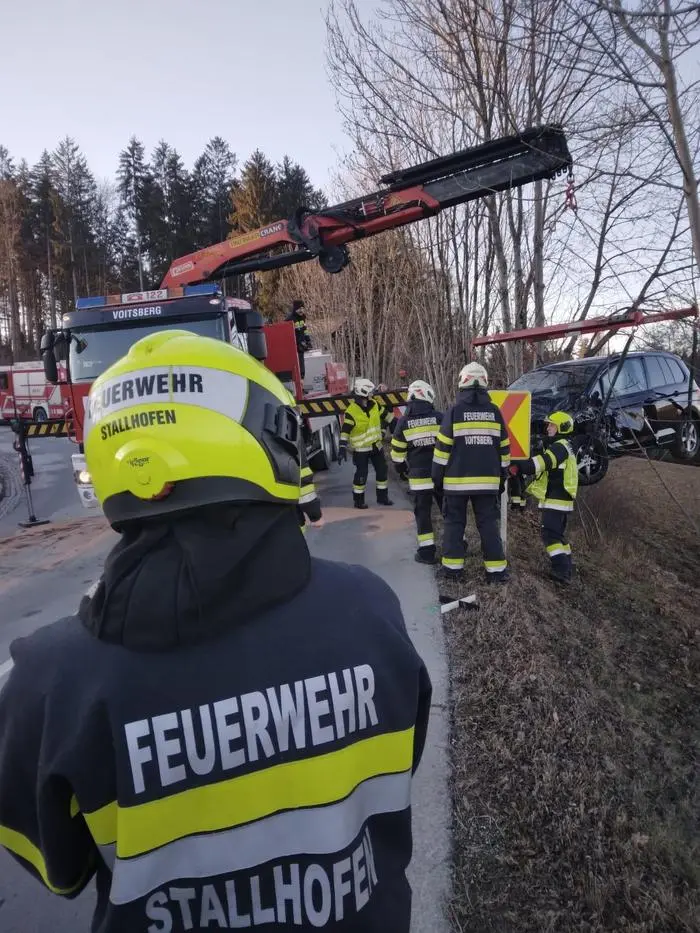 Eines der Fahrzeuge wurde mit dem Wechselladefahrzeug der FF Voitsberg geborgen