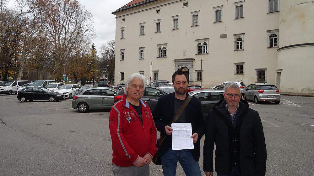 Josef Aichholzer, Christopher Scheiber und Michael Forstner kämpfen für den Parkplatz im Schlosshof