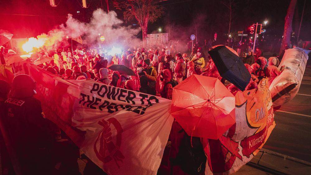 Die Aktivistinnen und Aktivisten protestierten unter anderem am Ring in Wien