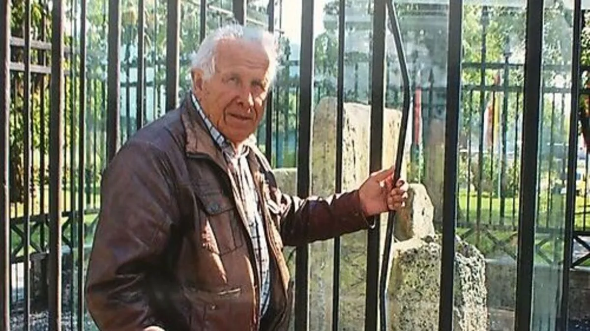 Reinhold Gasper mit der verbogenen Eisenstange, die aus dem Zaun herausgerissen worden ist