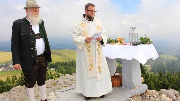 Pater Josua Gonsior las eine Messe bei der Marienstatue am Wölkerkogel beim Alten Almhaus in Maria Lankowitz.