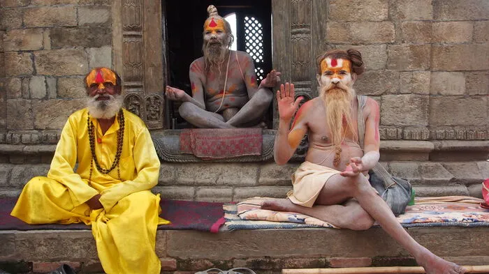 Namaste! Gastfreundschaft wird in Nepal groß geschrieben - und das gilt auch an heiligen Orten, wie der Tempelanlage von Pashupatinath. Hier am Fluss ...