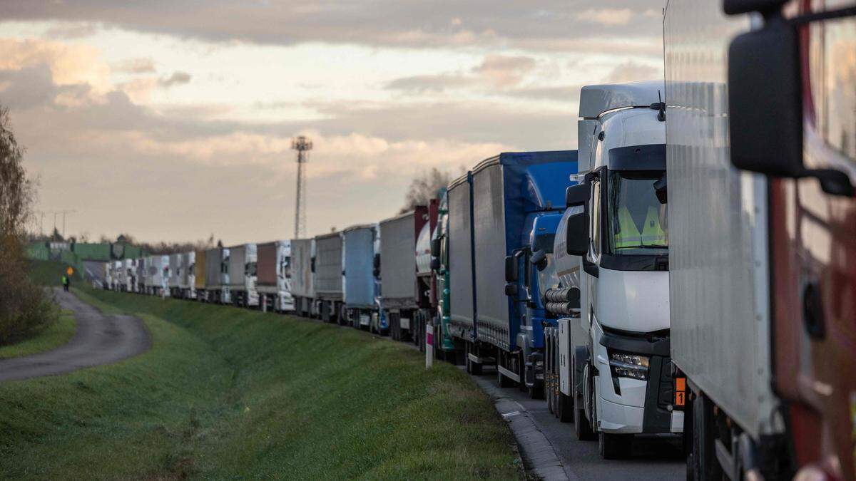 Die Lkw-Fahrer blockieren mit ihren Fahrzeugen die polnisch-ukrainische Grenze an gleich drei Übergängen und sorgen für Stau auf der Autobahn