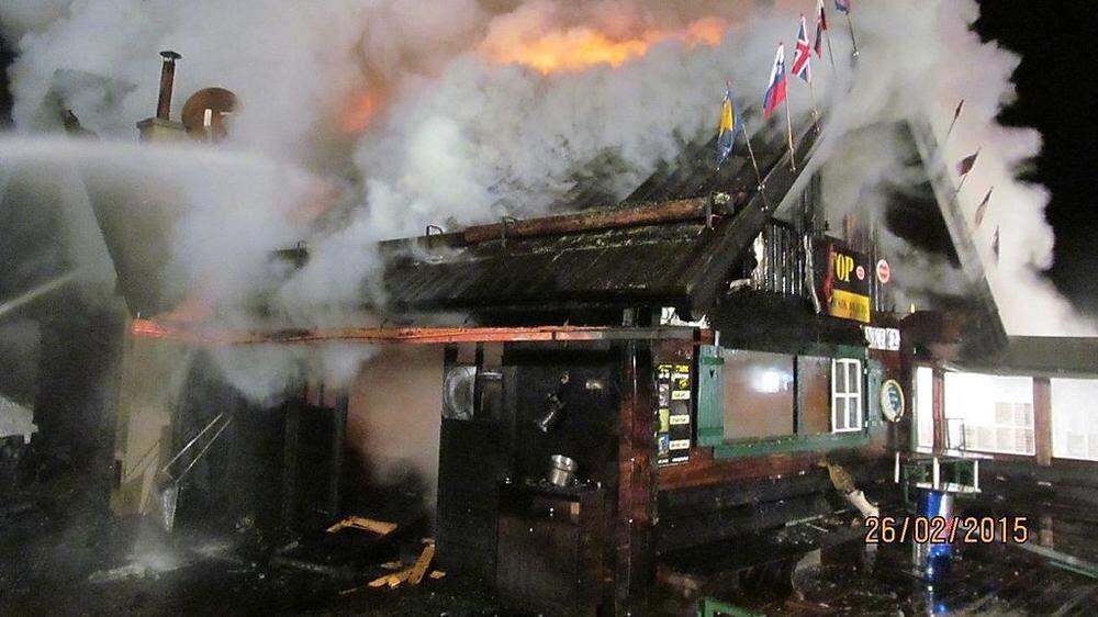 Die Hütte wurde durch das Feuer komplett zerstört