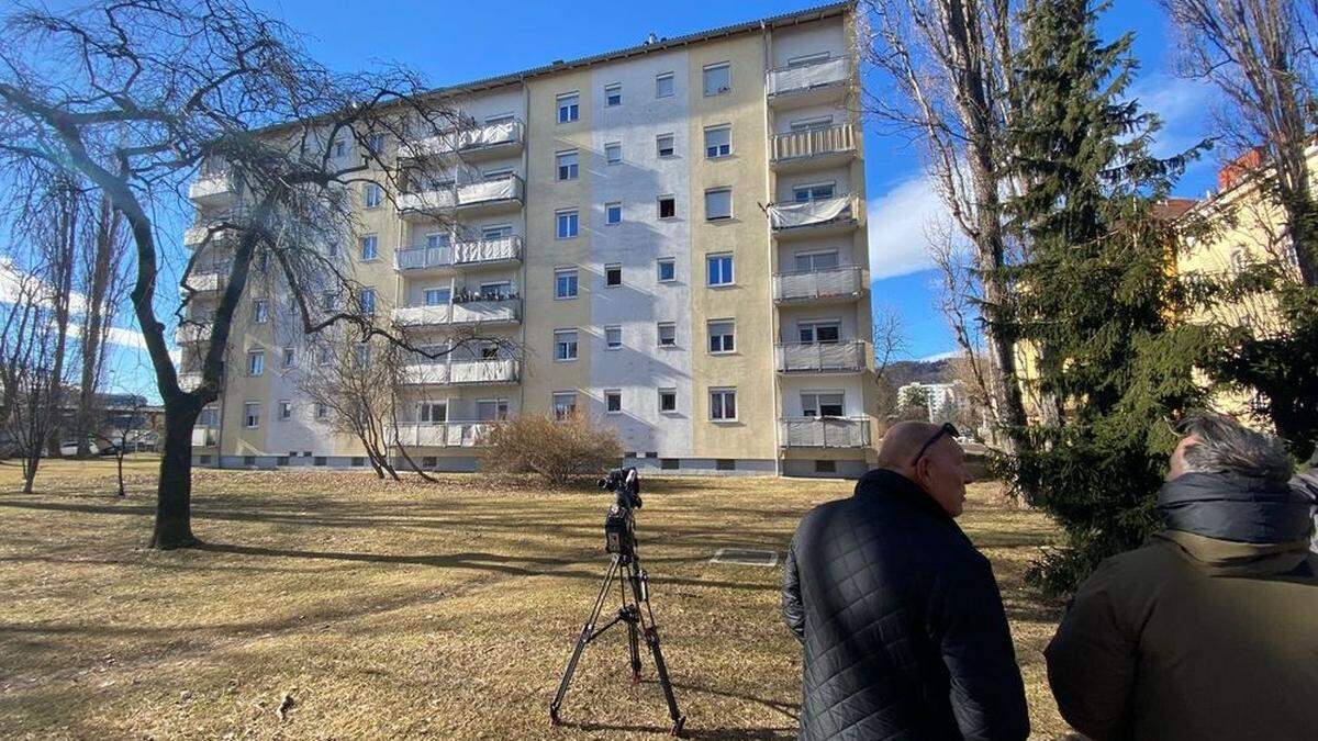 Im vierten Stock dieses Mehrparteienhauses in Graz-Lend brach am Montag ein Brand aus - die Polizei geht von einem Mord aus