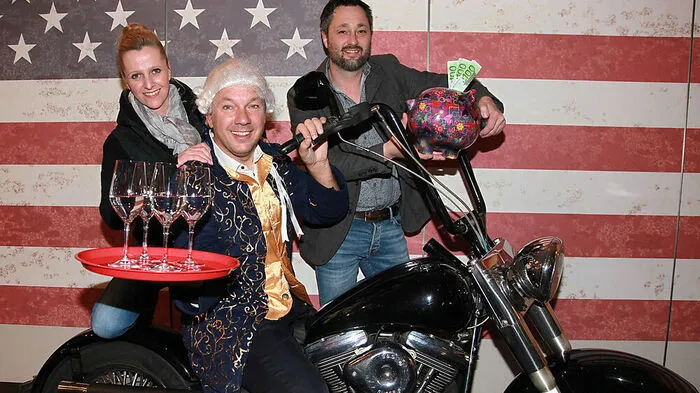 Die beiden „The Renegade“-Gastronomen Walli Mellitzer und Christopher Scheiber mit ihrem prominenten „Kellner“ Fritz Strobl