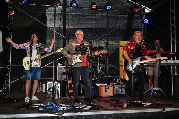 Gestartet wurde mit der "Roaring Sixties Company", die in bewährter Manier die Hits von den Stones, CCR, Bee Gees und anderen Rocklegenden zum Besten gab. Dann folgten die "Riding Dudes" aus Niederösterreich, die den Vintage-Rock ebenfalls mit Hingabe zelebrierten