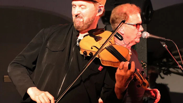 Die Basis für den Erfolg der „Oysters“ schaffen nach wie vor die kritischen Texte des Fiddlers Ian Telfer, die Energie von Lead-Sänger und Akkordeonist John Jones, sowie die exzellenten Gitarren-Parts von Alan Prosser.