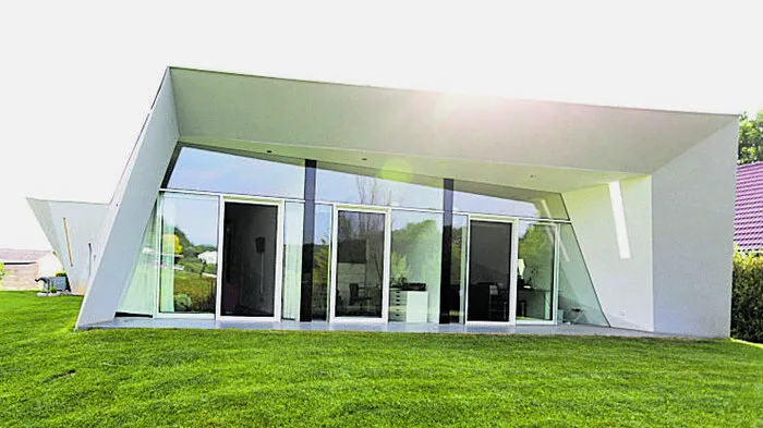 Anja und Omer Matthijs haben sie sich im urigen Weinitzen ein modernes Haus gebaut. Einen Bungalow aus Massivbeton, barrierefrei, ausgestattet mit Oberflächenkollektoren und versorgt durch Erdwärme.