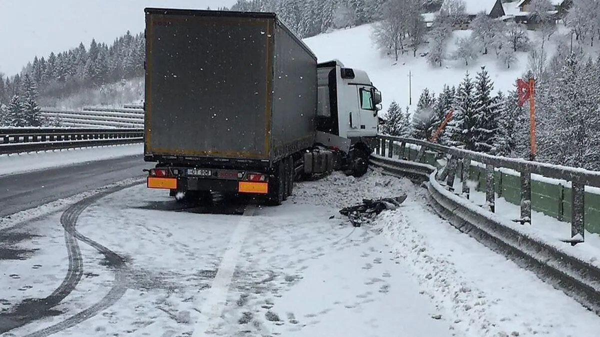 Der Lenker kam mit dem Sattelschlepper ins Schleudern und prallte gegen die Leitschiene