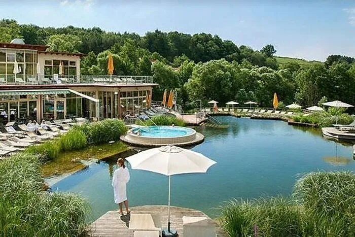 Platz 5:Quellenhotel Heiltherme ****, Steiermark, 2 Lilien, 15 PunkteGroßes Vierstern-Thermenhotel an der weitläufigen öffentlichen Heiltherme, es verfügt zusätzlich über einen hoteleigenen Wellnessbereich mit respektablen Ausmaßen. Dazu gehören ein 600 m² großer Naturbadeteich, Thermalpools und ein Damen-Spa mit Bachsauna, Ruhezonen und Liegeterrasse im Freien. Sehr gute Anwendungen.HP ab € 132,–.https://www.relax-guide.com/quellenhotel