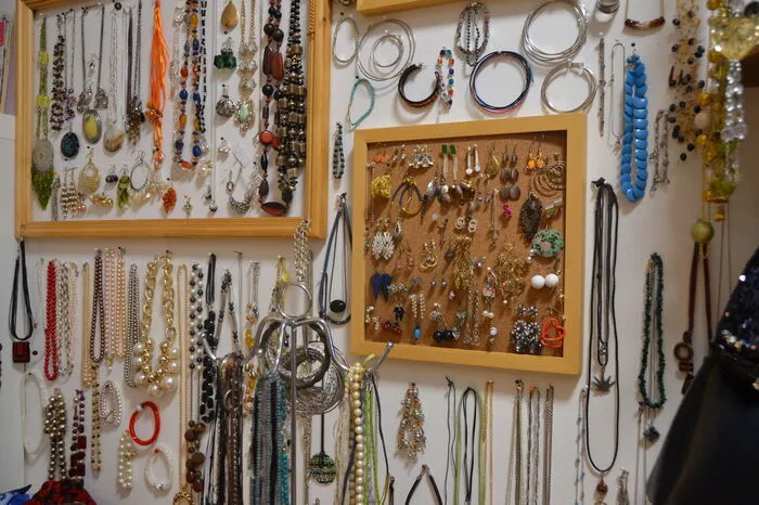 Viele der Schmuckstücke kamen während zahlreicher Reisen zusammen