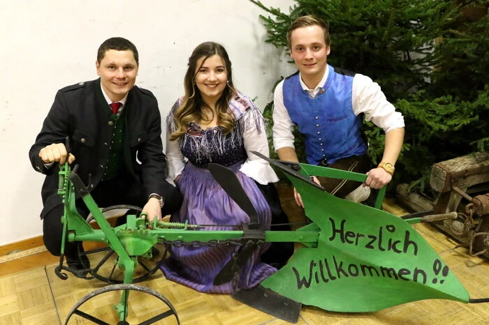 Die örtliche Landjugend unter Obmann Maximilian Reibnegger und Leiterin Sarah Sibitz (von rechts) sowie der Bauernbund von Eberstein (Obmann Raphael Pliemitscher, links) hatten zum Görtschitztaler Bauernball geladen. „Mit dem Offenen Volkstanzen wollen wir heuer anlässlich der Eröffnung erstmals die Besucher zum Mittanzen einladen“, sagte Pliemitscher.