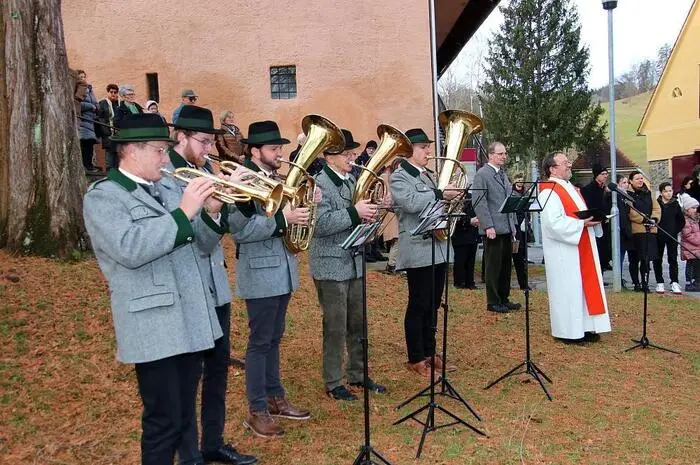 Im Rahmen des feierlichen Pfarr-Gottesdienstes segnete Pfarrer Fuchs auch den „Orgel-Schilcher 2023“, gepresst aus Piberer Schilchertrauben.