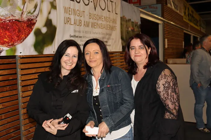 Ihr Tonträger mit dem Titel „Jung, Fresh und Steirisch“ enthält 20 Partykracher und sorgt von Beginn an für beste Unterhaltung bei den Fans. Musikalisch eröffneten der Musikverein Graden mit zünftigen Marschklängen das Fest gefolgt von den Aichfeldern, den Lungauern, den flotten Steirern und den riabig´n Tirolern.