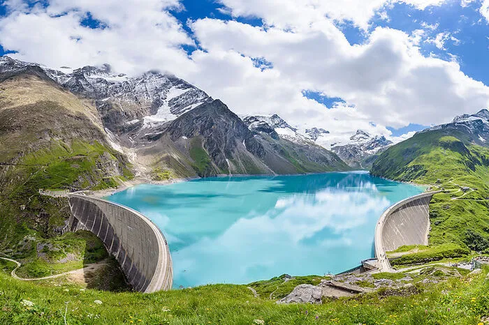 Im Gebirge über Kaprun wird seit der Nachkriegszeit auf 2040 Meter Seehöhe Strom erzeugt. Bis Mitte Oktober können Besucher diese Wunderwelt der Technik bestaunen. Fast wie Fjorde liegen die smaragdgrünen Stauseen Wasserfallboden und Mooserboden über dem Kapruner Tal. Die Auffahrt ist bereits ein Abenteuer, denn sie führt mit Bussen und dem Lärchwand Schrägaufzug – Europas größtem offenen Aufzug, durch Tunnels und an den Stauseen entlang.