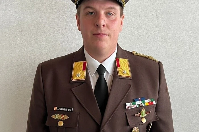 Ich möchte anderen Menschen helfen und deswegen bin ich mit 14 zur Feuerwehr gegangen. Seit 2015 bin ich Kommandant der Feuerwehr Großlobming, die die größte Jugendgruppe im Bereich Knittelfeld hat. Der aktuelle Einsatz in der Südsteiermark hat gezeigt, was Wasser anrichten kann. Vonseiten meines Arbeitgebers, ich bin Gemeindemitarbeiter, ist es kein Problem, jederzeit auszurücken. Von Michaela Egger 