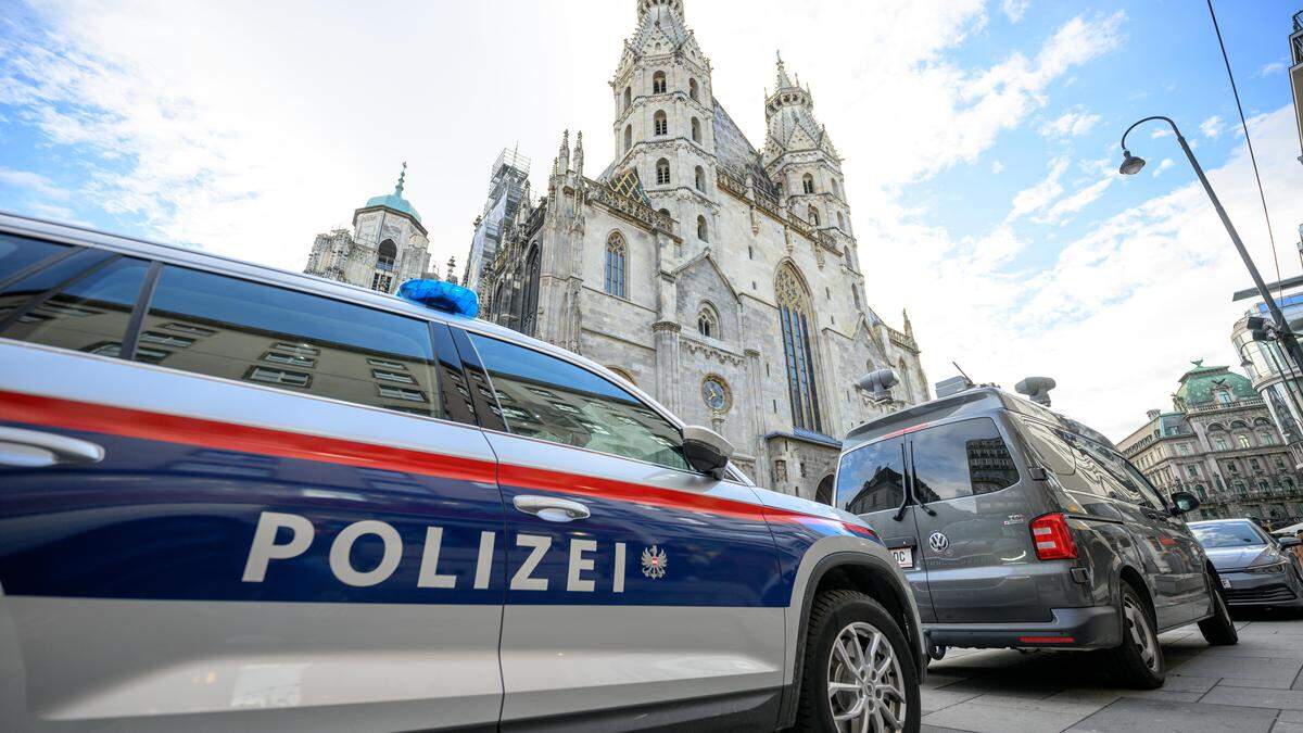 Nach Hinweisen auf einen möglichen Anschlagsplan einer islamistischen Gruppe in Wien wurden die Sicherheitsmaßnahmen rund um den Stephansdom verstärkt