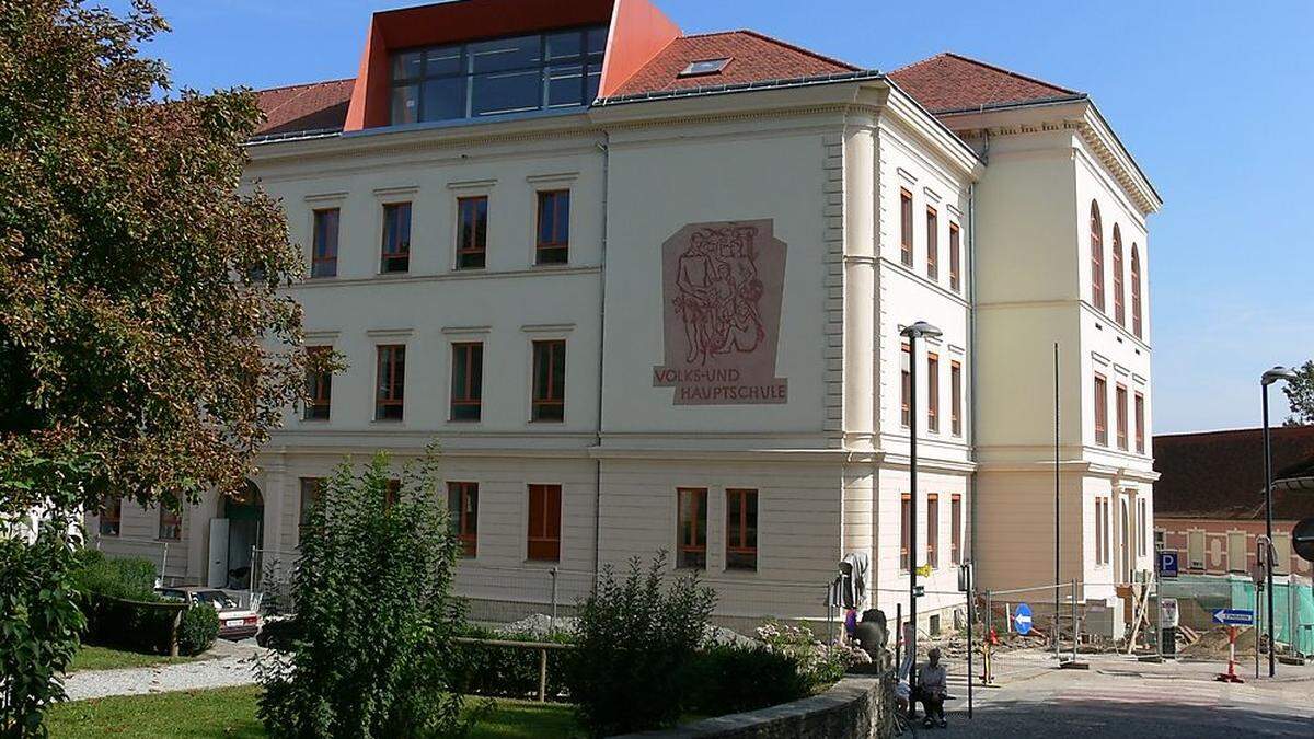 Die Schülerinnen und Schüler können ihre Pausen künftig im benachbarten Park verbringen