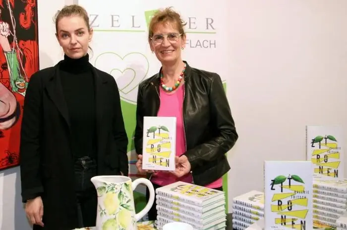 Thelma Schille von der Buchhandlung Zeltner war mit einem geschmackvoll dekorierten Büchertisch vertreten.
