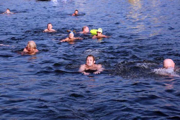 Neujahrsschwimmen 2020 in Velden am Wörthersee vor dem Schloss Velden bei strahlendem Winterwetter
