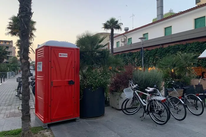 Öffentlich zu urinieren kann für Betroffene teuer werden. Da es diesbezüglich immer wieder zu Zwischenfällen gekommen ist, hat die Stadt Lignano über Pfingsten mobile WC aufgestellt. 