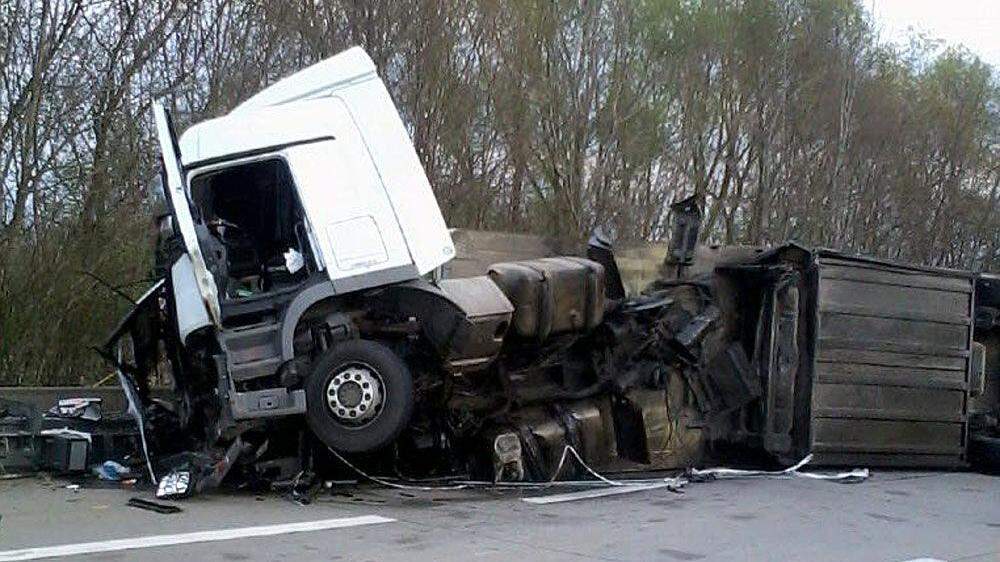 Der Lkw wurde bei dem Unfall schwer beschädigt