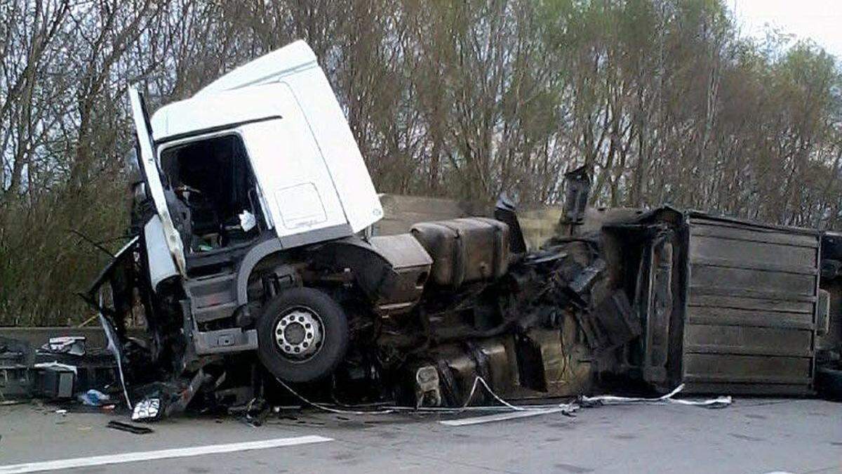 Der Lkw wurde bei dem Unfall schwer beschädigt